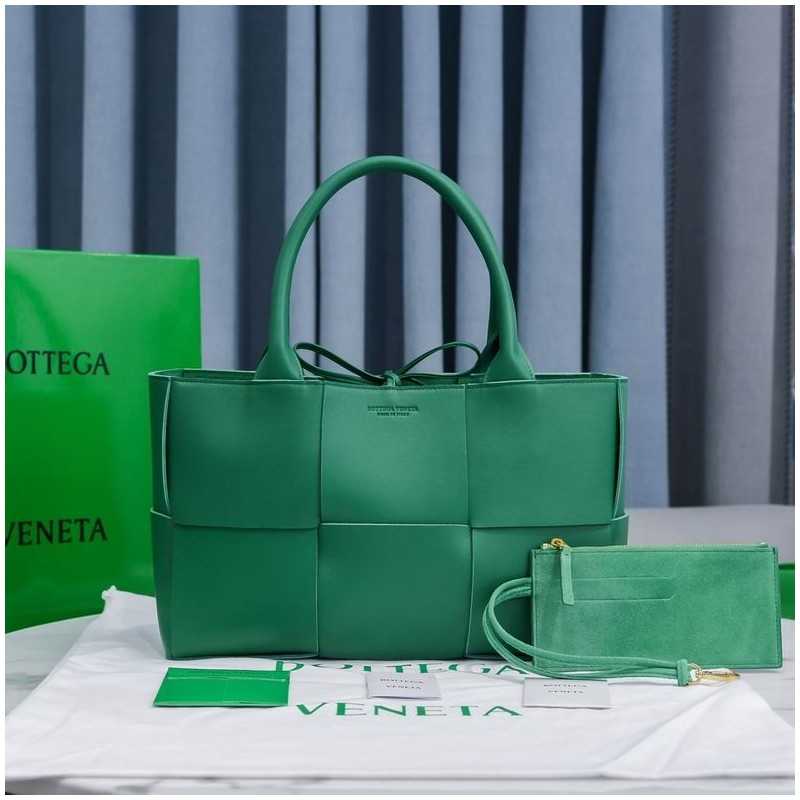 Cassette Medium Leather Tote