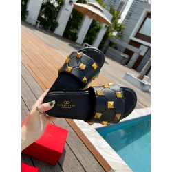 Roman Stud Slide (Women’s)